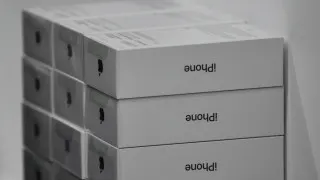 Крупные продавцы электроники закупили слишком много дорогих смартфонов Apple и Samsung в конце 2025 года, но из‑за падения спроса и снижения покупательной способности им теперь приходится резко снижать цены и распродавать складские остатки с большими скидками.