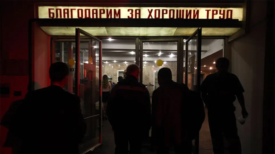 Число работников бюджетной сферы, рекомендованных к увольнению, превысило 105 тысяч человек. Больше всего сокращений ожидается в Москве и ряде регионов, власти объясняют их острой нехваткой средств в федеральном и региональных бюджетах, а также курсом на «повышение эффективности» и цифровизацию.