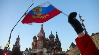 В начале 2026 года российская экономика столкнулась с масштабным кризисом неплатежей: просроченная дебиторская задолженность компаний выросла до 8,2 трлн рублей, что эквивалентно почти 4% ВВП, наибольший удар пришёлся по обрабатывающей промышленности и торговле.