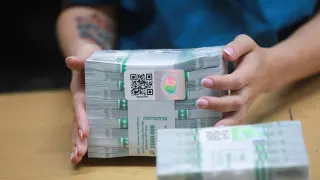 За одну неделю объем наличных в обращении вырос на 240 млрд рублей на фоне отключений мобильного интернета, ужесточения блокировок банковских карт и планов по контролю за переводами на счета граждан.