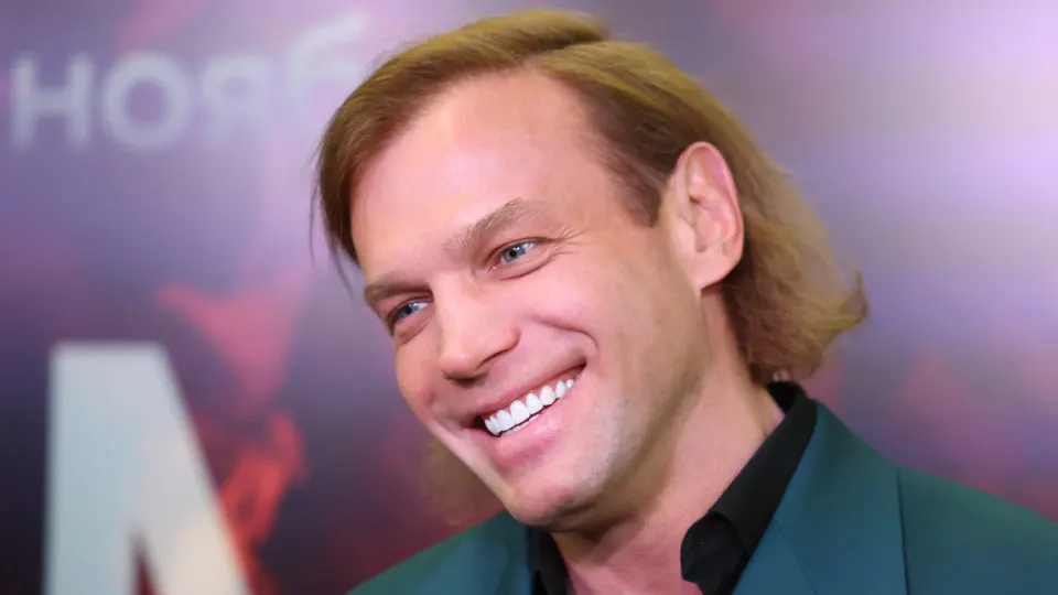 Следствие завершило расследование уголовного дела о мошенничестве и контрабанде при модернизации автомата АК‑12: по версии обвинения, вместо российских деталей для гособоронзаказа были тайно закуплены и ввезены комплектующие из Китая, что нанесло ущерб почти 38 млн рублей.