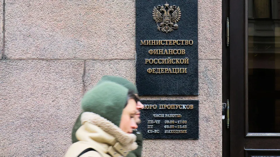 С мая Минфин возобновляет операции покупки и продажи валюты и золота по бюджетному правилу: дорогая нефть позволит пополнить ФНБ, сгладить влияние сырьевой конъюнктуры и удержать курс рубля от чрезмерного укрепления.