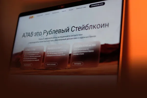 Платёжная платформа A7, созданная в 2024 году для обхода зарубежных ограничений, фигурирует в расследовании: ей приписывают связи с миллиардерами, государственными структурами и переводами для компаний, попавших под санкции.