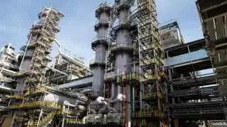 Сызранский нефтеперерабатывающий завод временно остановил ключевую установку первичной переработки после атаки беспилотников; ремонт, по оценкам, займет до двух недель, а власти ужесточают контроль за производством топлива на фоне риска дефицита бензина.