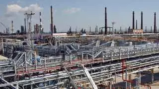 Новокуйбышевский и Туапсинский НПЗ приостановили переработку нефти после ударов беспилотников; ранее под атаки попали и другие крупные российские заводы, что сокращает доступные мощности отрасли.