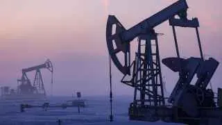 Из-за ударов по нефтяной инфраструктуре, остановки части экспорта и санкций Россия готовится к крупнейшему с пандемии разовому сокращению добычи нефти — до 400 тысяч баррелей в сутки.