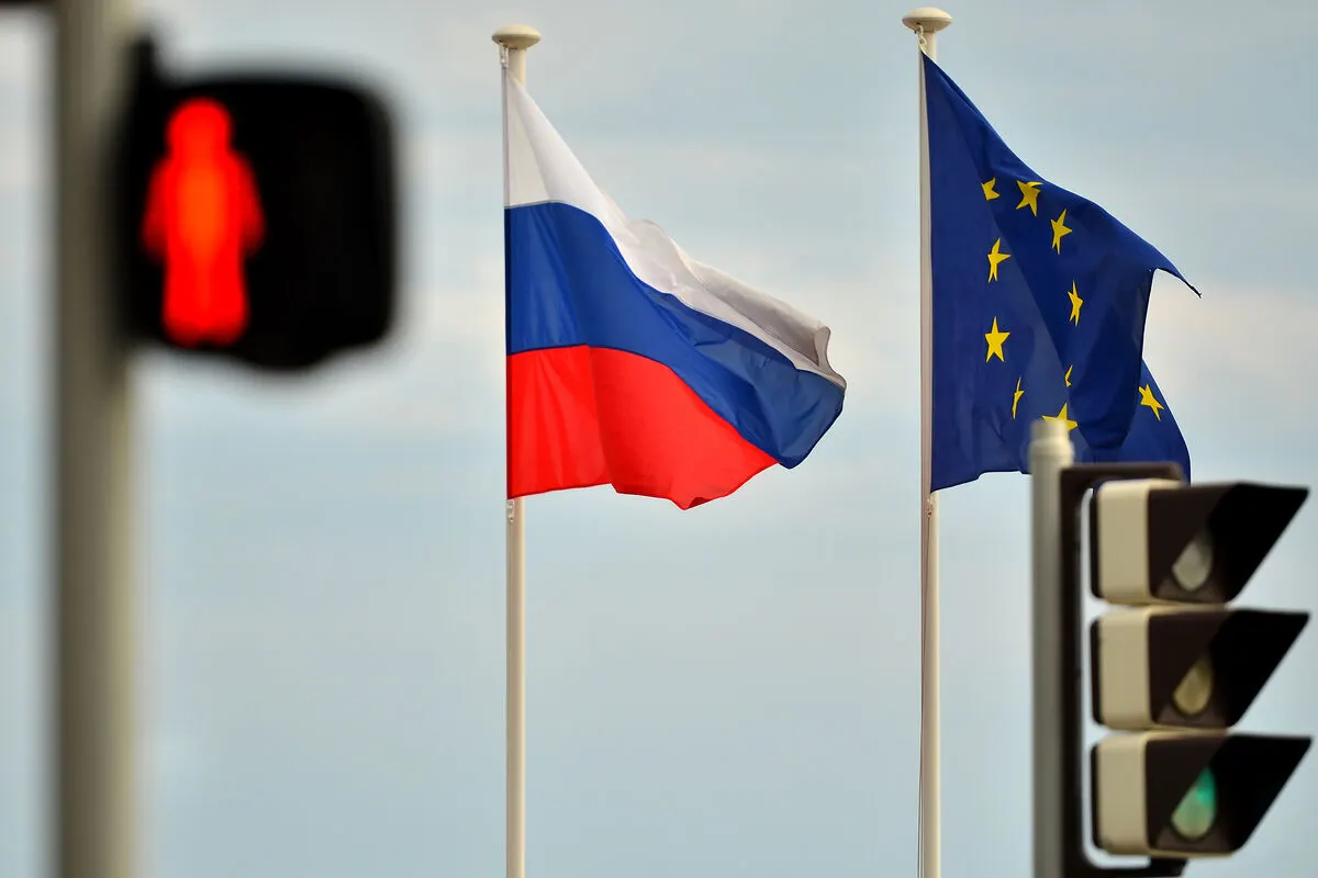 Послы стран Европейского союза одобрили очередной пакет санкций против России, затрагивающий энергетический сектор, военно-промышленный комплекс и «теневой флот», а также согласовали кредит для Украины на 90 млрд евро.
