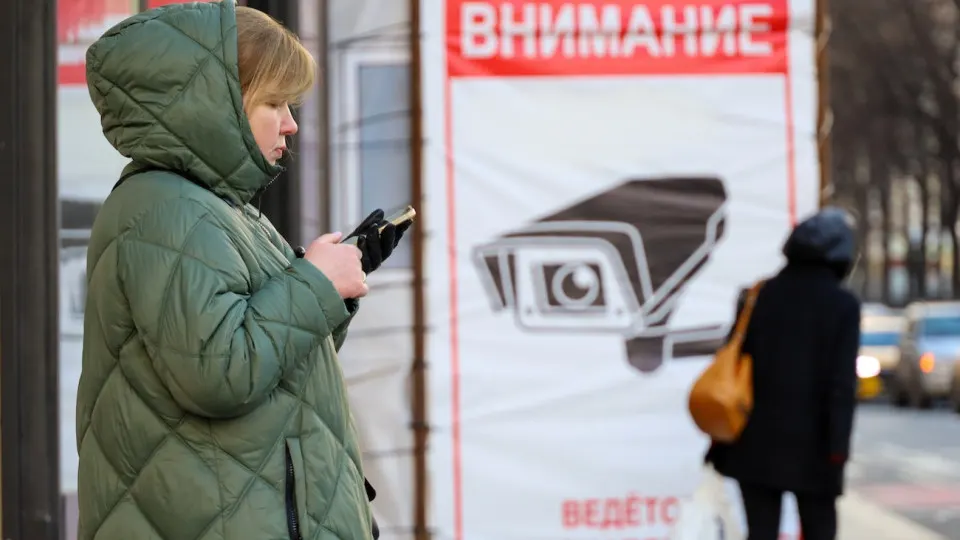 Опросы показывают заметный рост тревожности и депрессивных настроений среди россиян на фоне затянувшейся войны, проблем с интернетом и мессенджерами и ухудшения экономической ситуации.