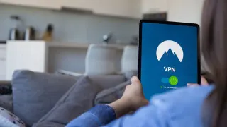 В популярных у россиян туристических странах перестали работать «Госуслуги», приложения банков, маркетплейсы и другие российские онлайн‑сервисы при подключении к местным сетям и Wi‑Fi — пользователям предлагают переходить на дорогой роуминг.