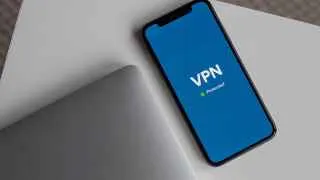Участники рынка VPN предупреждают о скором ужесточении ограничений в России: банки готовятся прекратить приём платежей за VPN с российских карт, а новые нормы для хостинг-провайдеров создают риск массовых блокировок серверов.