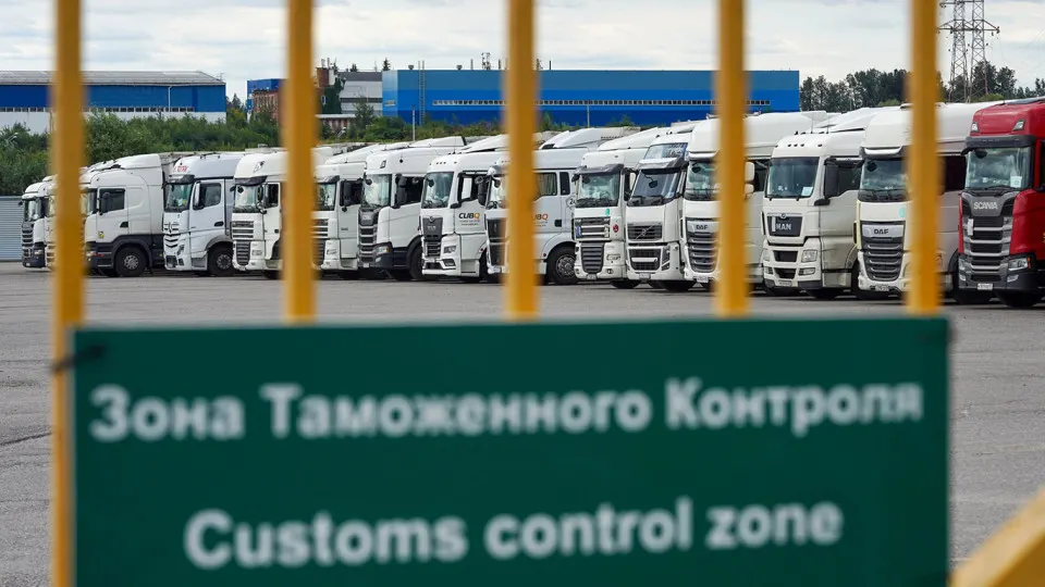 Рентабельность международных грузоперевозок резко упала: операционные расходы и дорогой лизинг заставляют компании возвращать технику и эксплуатировать старые тягачи, продажи новых грузовиков и импорт сокращаются.
