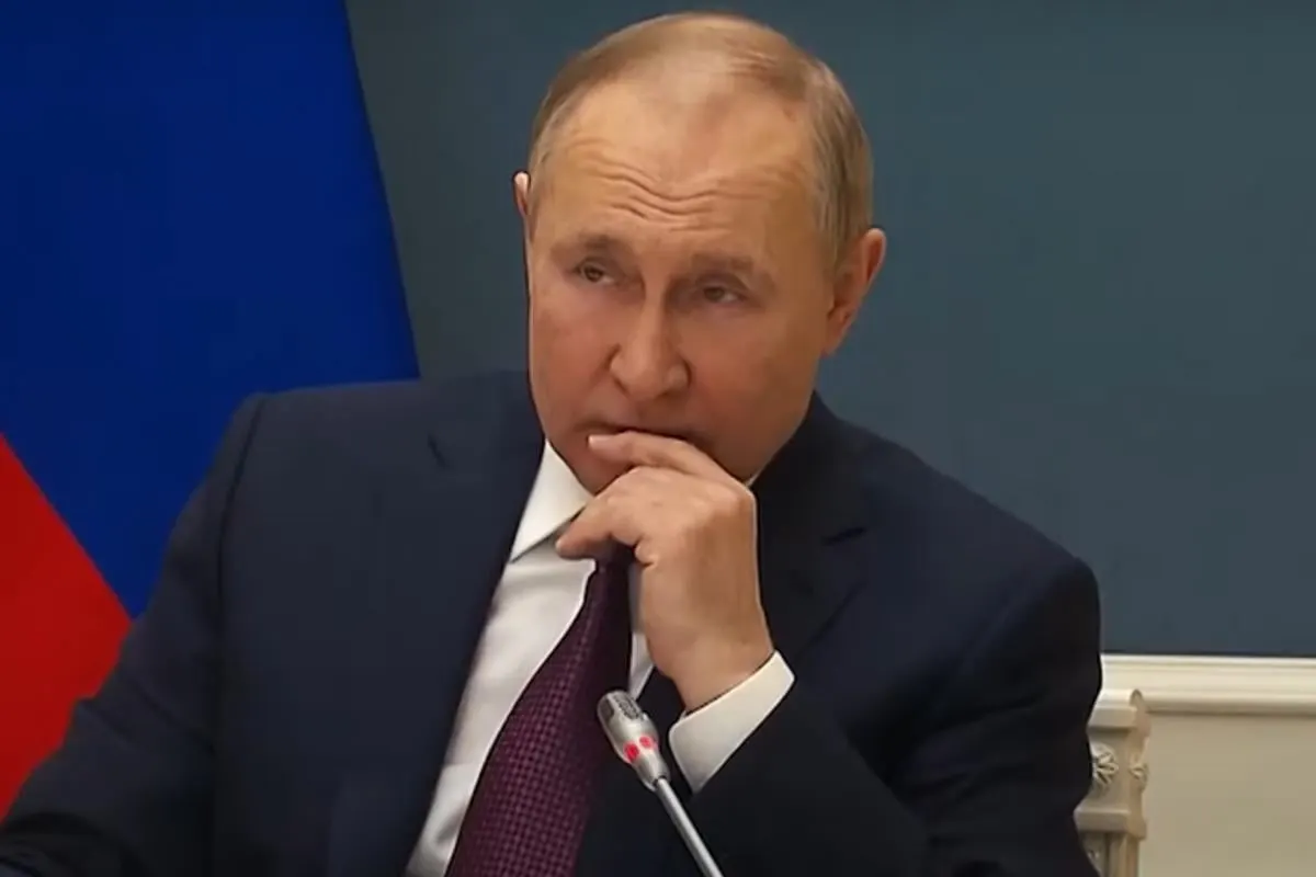 Потери на фронте, рост тягот и сокращение экономики усиливают закрытость верховной власти: руководство всё больше замыкается на военных вопросах и избегает открытых коммуникаций.