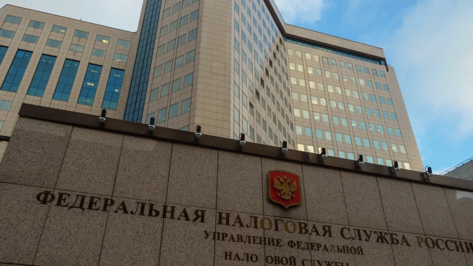 Налоговики стали чаще наказывать предпринимателей за переоформление ИП с целью «обнулить» лимиты по НДС. На фоне роста дефицита бюджета проверки участились, а за выявленные схемы грозят доначисления, пени и штрафы.