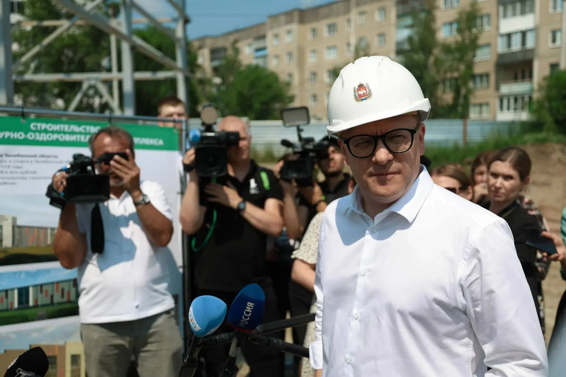 За январь—апрель 2026 года в регионе ввели 412 тыс. кв. м жилья — это 48% от уровня годом ранее; индивидуальное строительство сократилось почти втрое, объём нераспроданных квартир вырос на 20%, а цены остаются стабильными.