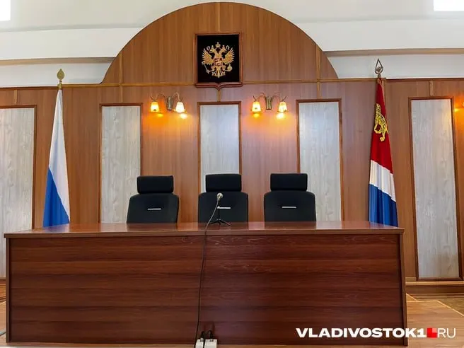 Арбитраж расторг соглашение о резидентстве свободного порта Владивосток с ООО «Сервис‑Групп»: за годы действия соглашения компания не вложила ни рубля в запланированный проект туристической базы стоимостью 205 млн рублей. Суд также взыскал с неё оплату государственной пошлины.