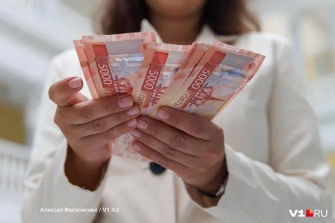 На крупных и средних предприятиях в 2025 году женщины в среднем зарабатывают на 37,8 тыс. рублей меньше мужчин; наибольший разрыв — в культуре, спорте, развлечениях и секторе связи.