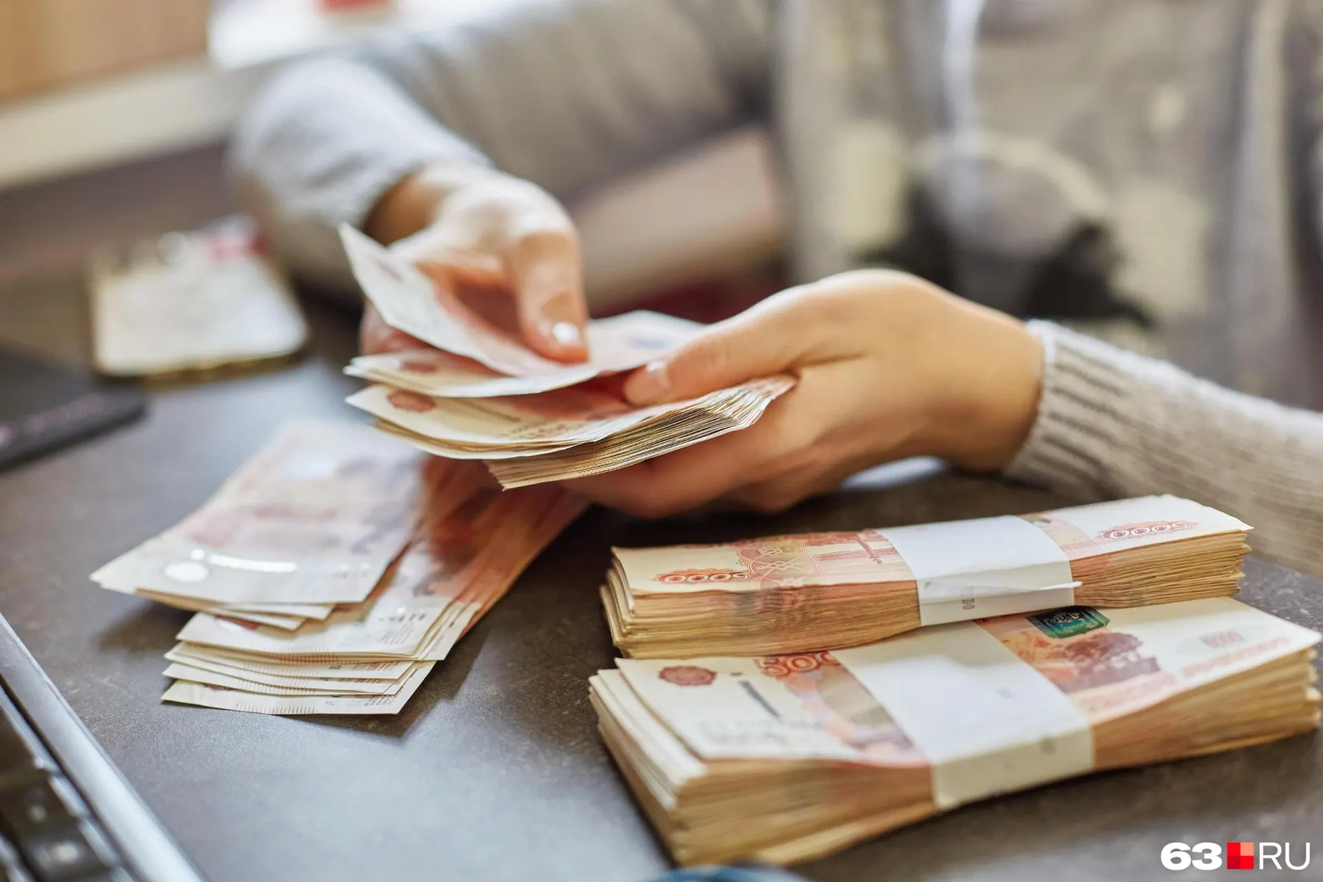 Доходы — 254,4 млрд руб., расходы — 289,6 млрд; дефицит вырос до 35,1 млрд рублей. Расходы на образование сокращены на 683,8 млн рублей из‑за объединения классов и школ.