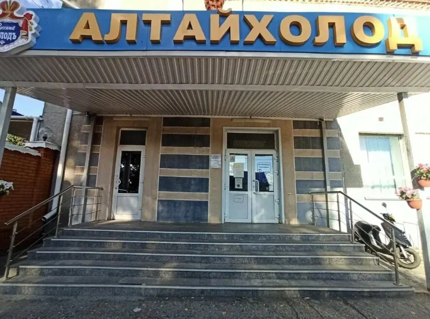 На предприятии в Алтайском крае из 80 сотрудников в производственном отделе осталось лишь шесть. Выпуск продукции остановлен, часть работников не получила заработанные деньги и пребывает в неопределённости.