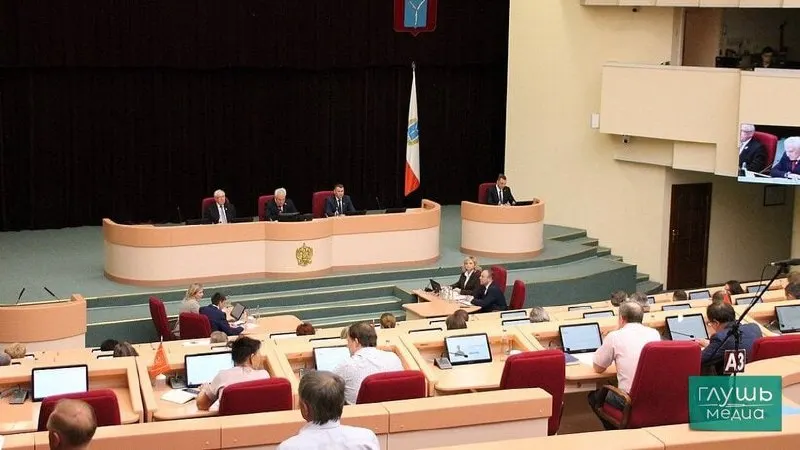 Депутаты областной думы 20 мая одобрили поправки в региональный бюджет: средства пойдут на расселение в районе Славянской площади и на сохранение театра оперы и балета. Параметры бюджета остались прежними.