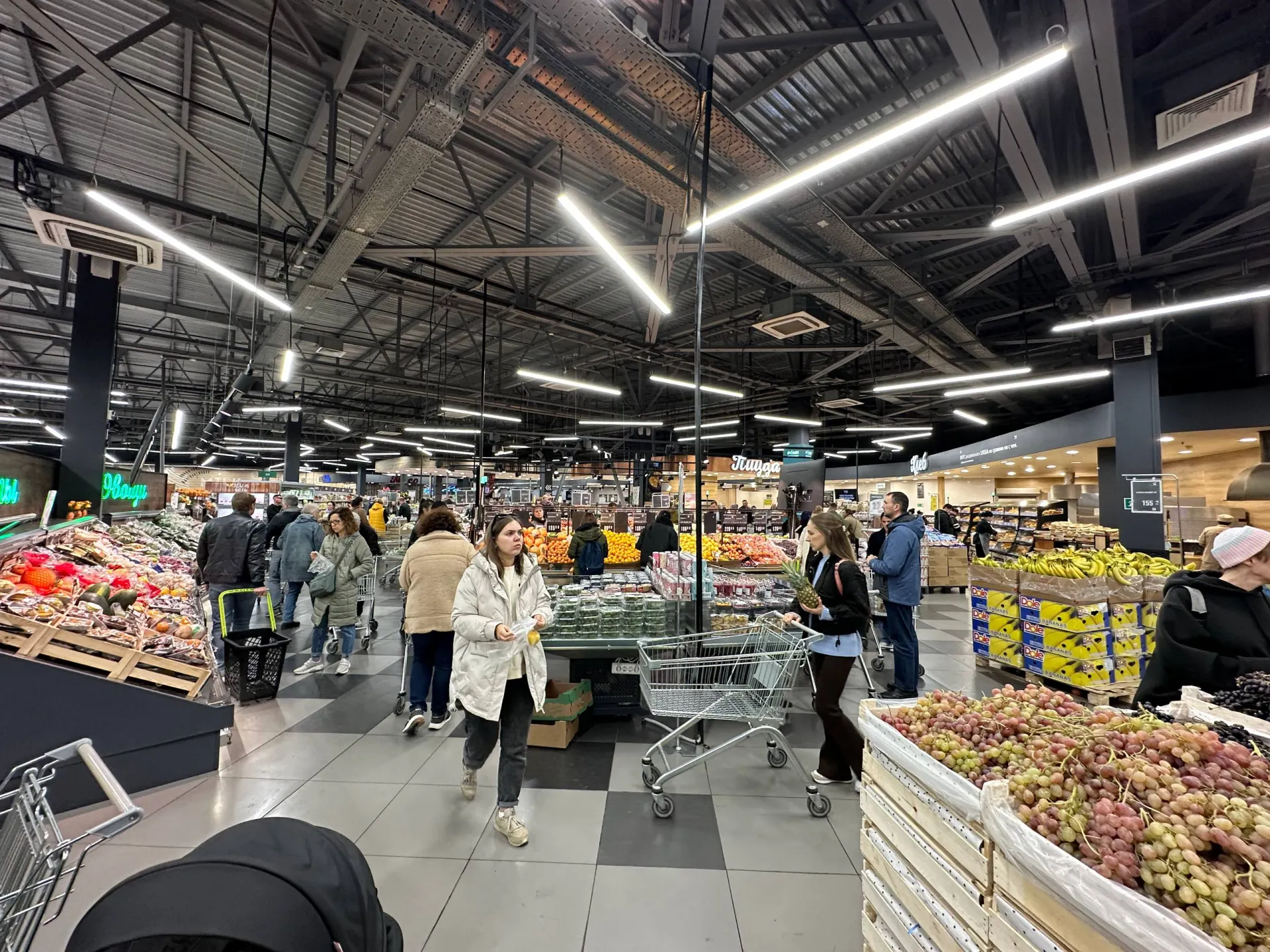 По итогам мартовского мониторинга Росстата минимальный продуктовый набор во Владивостоке оказался дороже московского. Статистика учитывает 33 вида товаров и объясняет разницу логистикой и сезонностью.