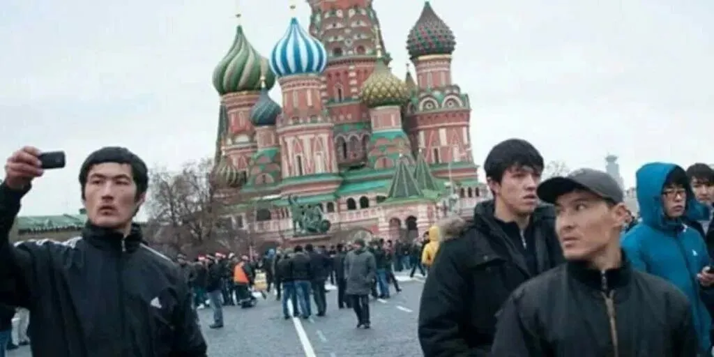 Получение гражданства может подорожать до 50 000 рублей; визы, приглашения и разрешения на работу вырастут в несколько раз. По оценкам, новые меры принесут бюджету около 15 млрд рублей в год.