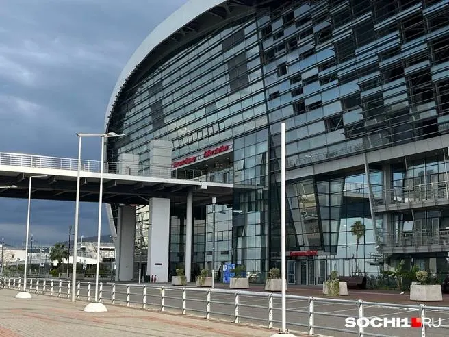 Федеральная антимонопольная служба установила антиконкурентный сговор владельцев парковок у сочинских вокзалов; арбитраж обязал снизить тарифы.