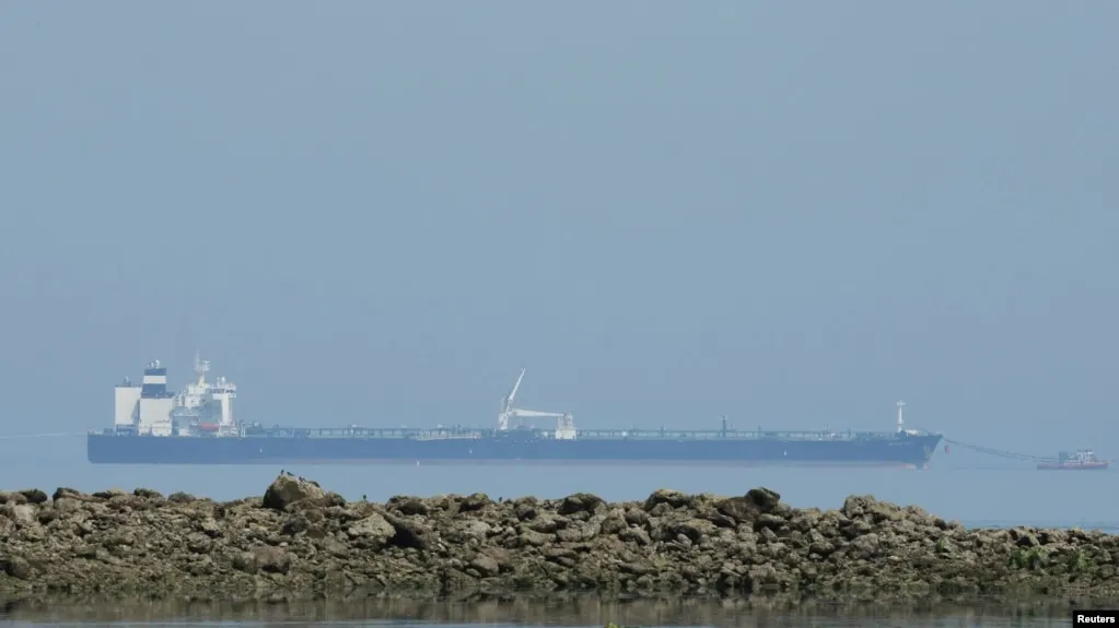 После падения режима поставки российской нефти в Сирию резко увеличились — до примерно 60 тыс. баррелей в сутки. Это усиливает влияние Москвы в стране на фоне возобновления военной активности и региональной эскалации, повлиявшей на мировые цены на нефть.