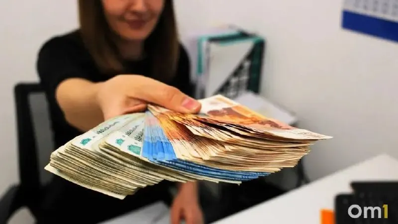 Средняя номинальная начисленная зарплата в Омске в 2025 году составила 87 200 рублей; лидируют строители — 122 200 ₽, IT‑специалисты получают в среднем 121 100 ₽.