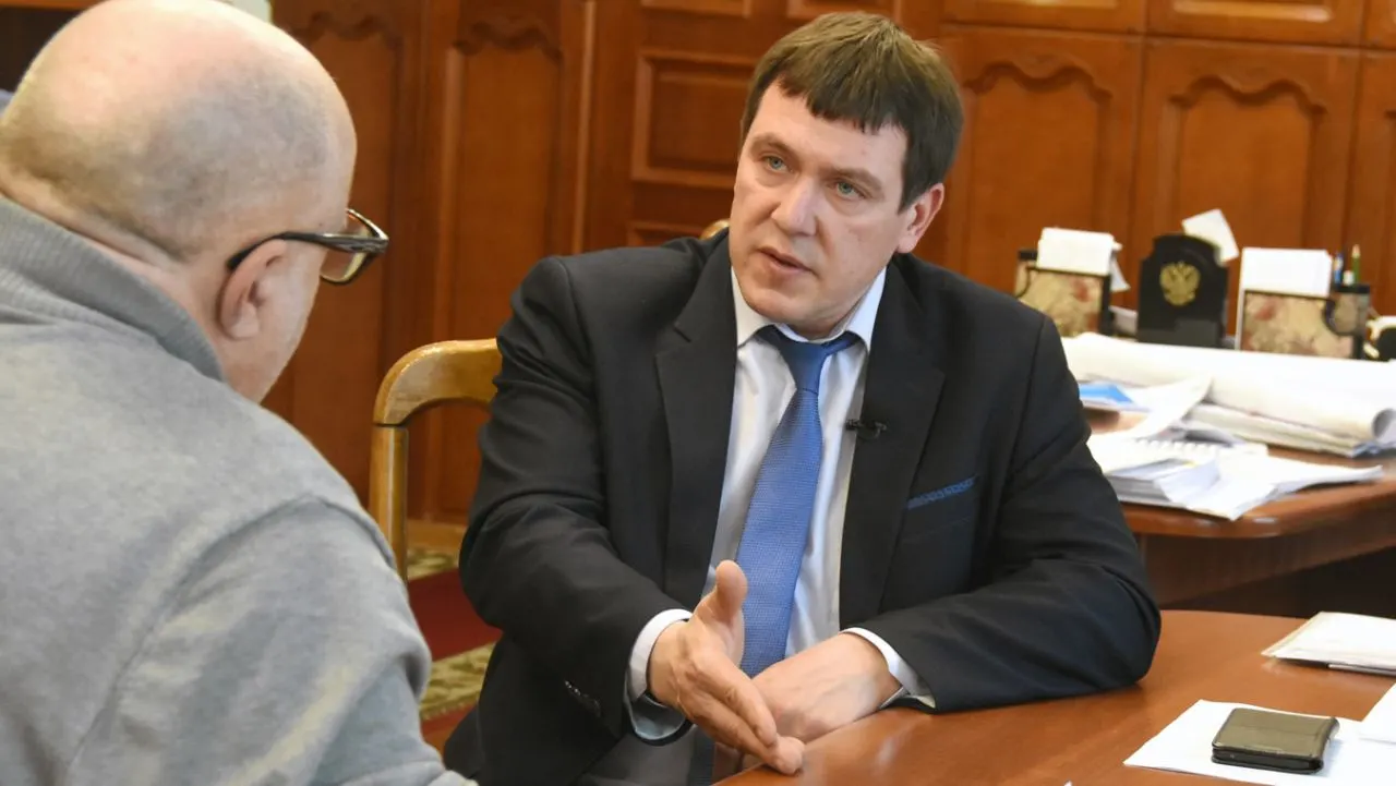В результате нарушений технологий на нескольких магистралях подрядчики обязаны переделать работу за собственный счёт. Цены на дорожные работы растут, а нагрузка на дороги превышает проектную в несколько раз.