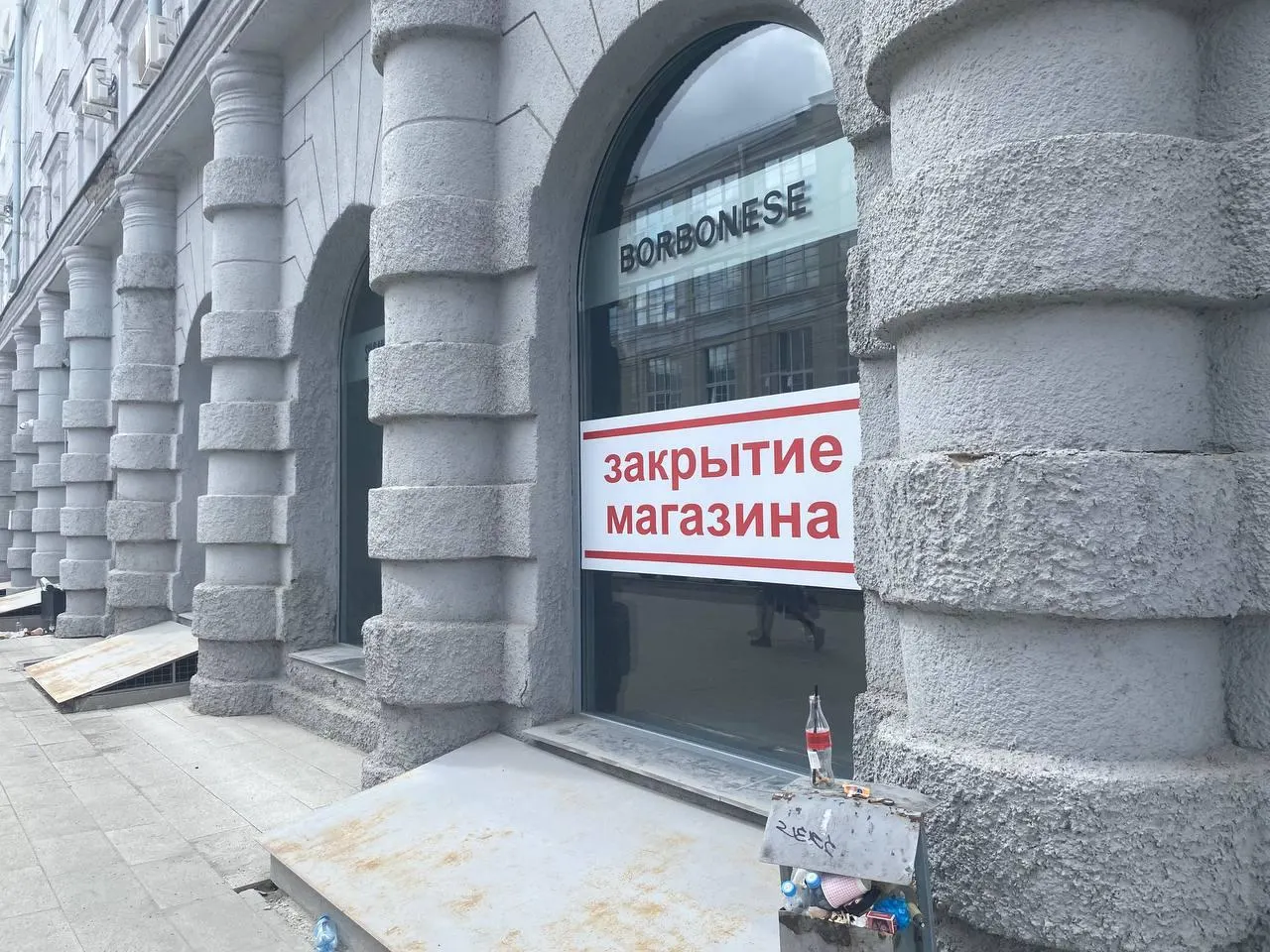 Пустеющие магазины премиальных марок заменяются другими форматами бизнеса. Почему бутики не выдерживают новых условий и чего ждать от сегмента в ближайшее время.