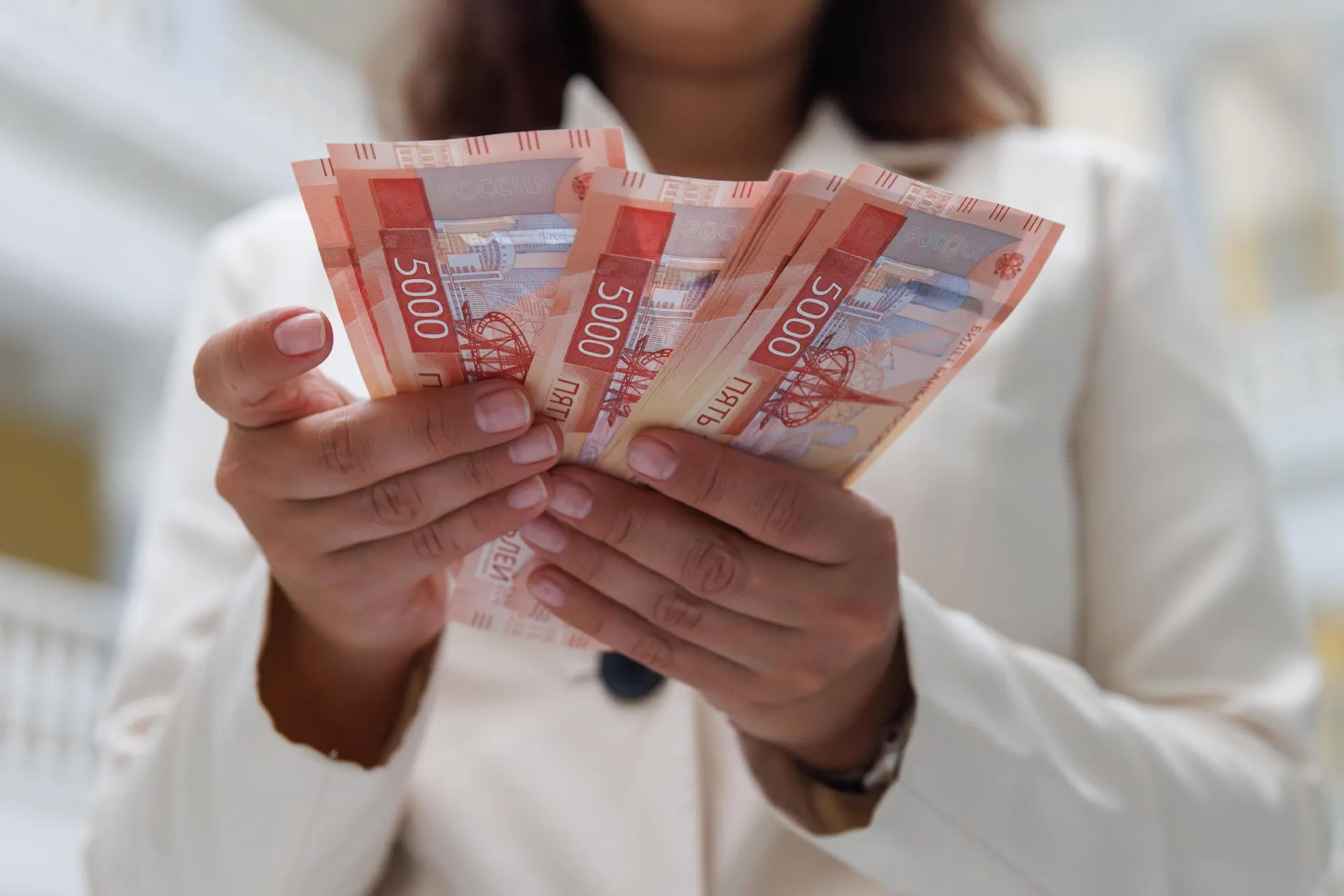 В 2025 году женщины на крупных и средних предприятиях получили в среднем на 33,7% меньше мужчин; в культуре и спорте разрыв достиг 39%. Это самый высокий показатель за 13 лет.