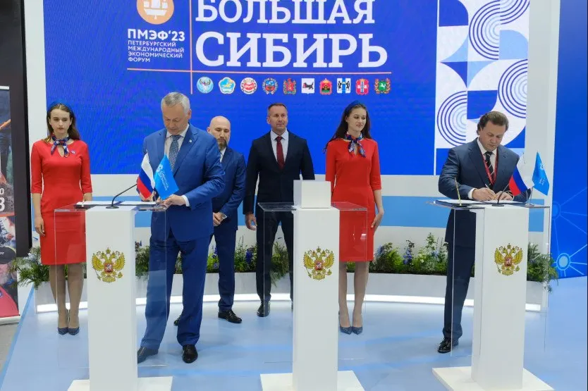 Резидент ПЛП «Патриот НСК» выставил на продажу недостроенное здание и участок площадью около 23,8 га — в Корпорации развития региона поясняют, что это поиск альтернативного финансирования. При этом стройка продолжается, а запуск комплекса ожидают в 2026 году.