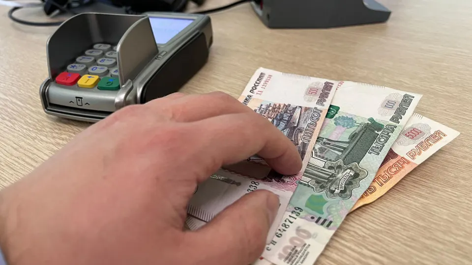Доля наличных платежей в России выросла до 30% в апреле 2026 года — население и бизнес запасаются «кэшем» из‑за интернет‑шатдаунов и удорожания безналичных расчетов; эксперты предупреждают о рисках роста «серой» экономики.