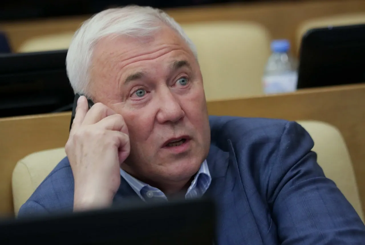 Председатель комитета Госдумы по финансовому рынку Анатолий Аксаков связал укрепление рубля с ростом мировых цен на нефть и заявил, что не радуется такой динамике. Он также предупредил о риске дальнейшего роста цен из‑за напряжённости в Ормузском проливе.