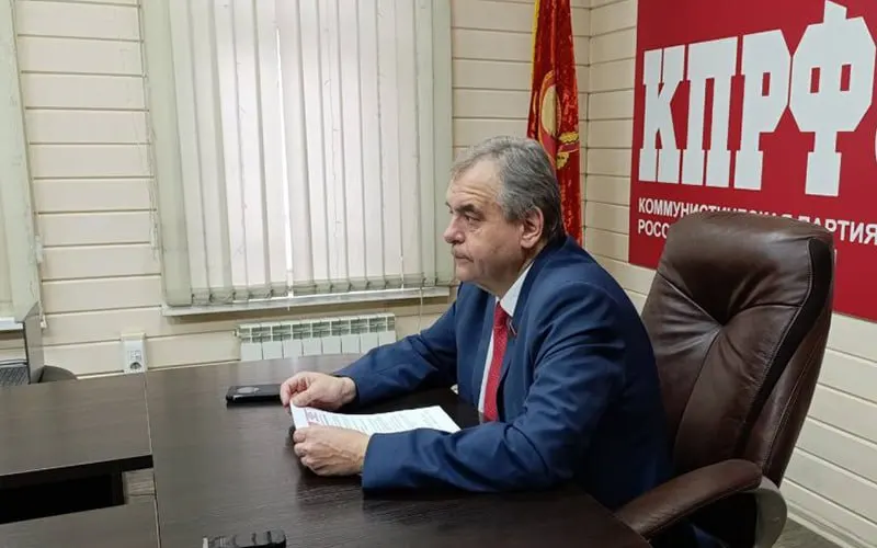 Ренат Сулейманов (КПРФ) призывает к скорейшему завершению боевых действий, предупреждая о росте инфляции, сокращении социальных и инвестиционных расходов и больших затратах на восстановление территорий.