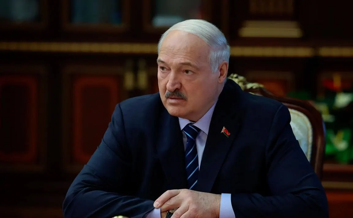 Александр Лукашенко во время встречи с губернатором Свердловской области пообещал оказать помощь в переработке нефти, отметив наличие двух модернизированных заводов и готовность «подставить плечо» по необходимости.