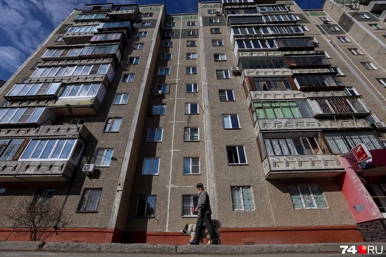 Режим беспилотной опасности и недавний удар дрона по жилому дому в Екатеринбурге подтолкнули жителей региона оформлять дополнительные полисы — как опцию к основному страхованию, так и отдельные продукты.