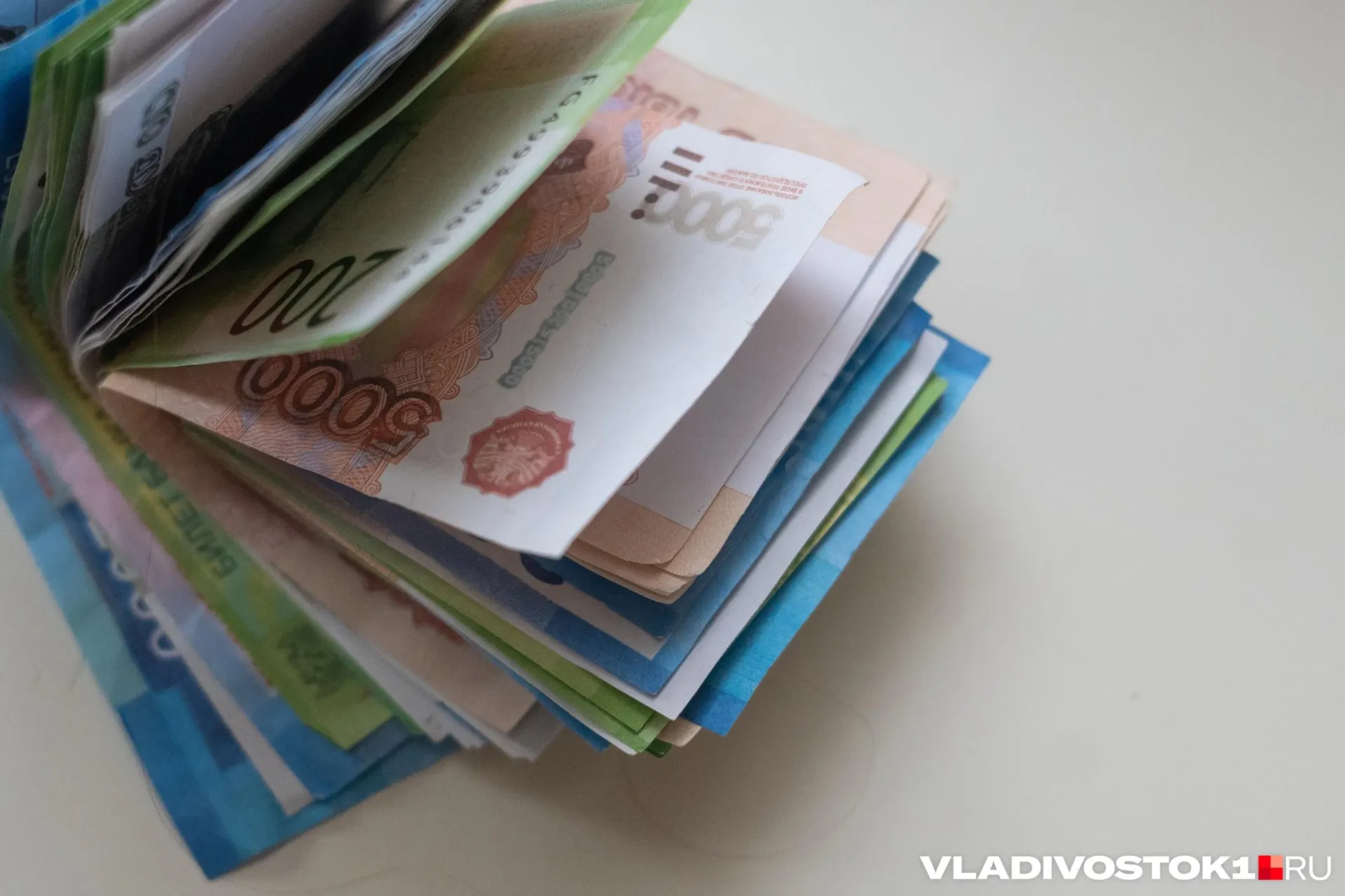 Губернатор Олег Кожемяко сообщил на заседании Заксобрания, что средняя зарплата работающего населения региона выросла до 92 000 руб. Среднедушевой доход составил около 75 000 руб. По данным Приморскстата, средние доходы за 2025 год составили 74 804 рубля, что на 15,1% больше, чем в 2024 году.