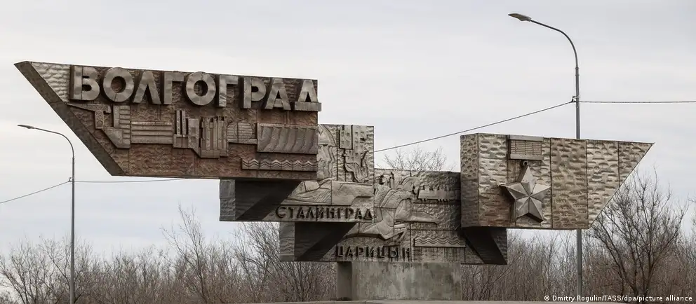 Ночью по нескольким регионам нанесена серия ударов беспилотников: в Волгограде загорелся крупнейший НПЗ, в Ярославле — нефтеперекачивающая станция, в Темрюке — морской порт. По данным властей, два человека погибли.