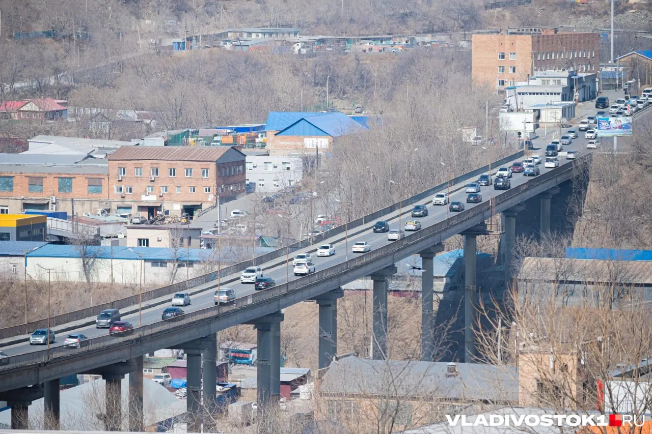 Цена долгосрочных муниципальных контрактов выросла с 10,8 до 11,3 млрд рублей после второго повышения. Большая часть дополнительной суммы приходится на строительство; движение по старому мосту планируют прекратить в 2027 году, основной объём выплат ожидается в 2028-м.