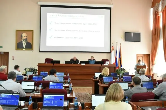 В 2025 году доходы Череповца превысили 22 млрд рублей, расходы — около 23,5 млрд. За счёт оптимизации и эффективного управления дефицит удалось уменьшить почти вдвое, отмечают депутаты.