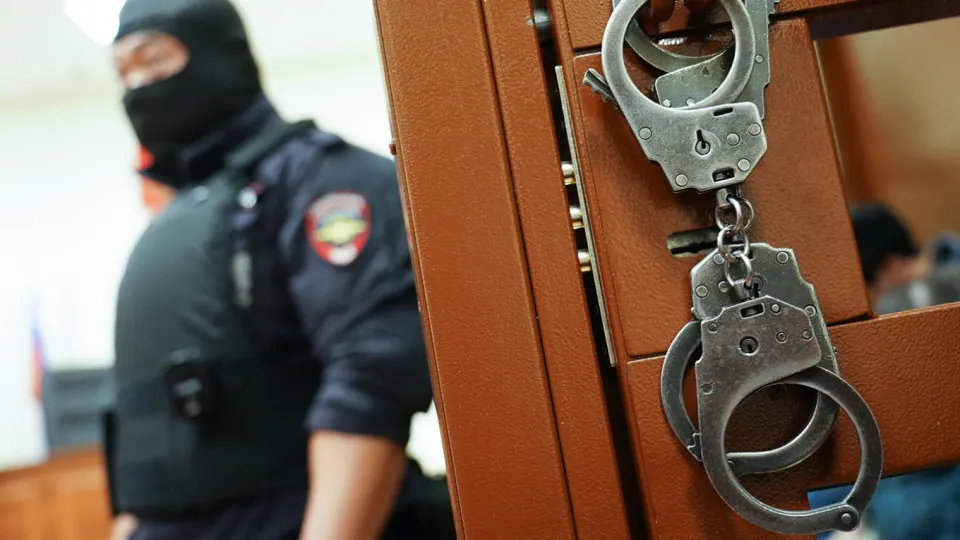 Центральный районный суд Омска поместил под стражу гендиректора «РСТ‑генподряд» по обвинению в хищении средств, выделенных на перевооружение производственных цехов для серийного выпуска ракет‑носителей «Ангара». Подрядчик должен вернуть многомиллиардный аванс, компания находится в процессе банкротства.