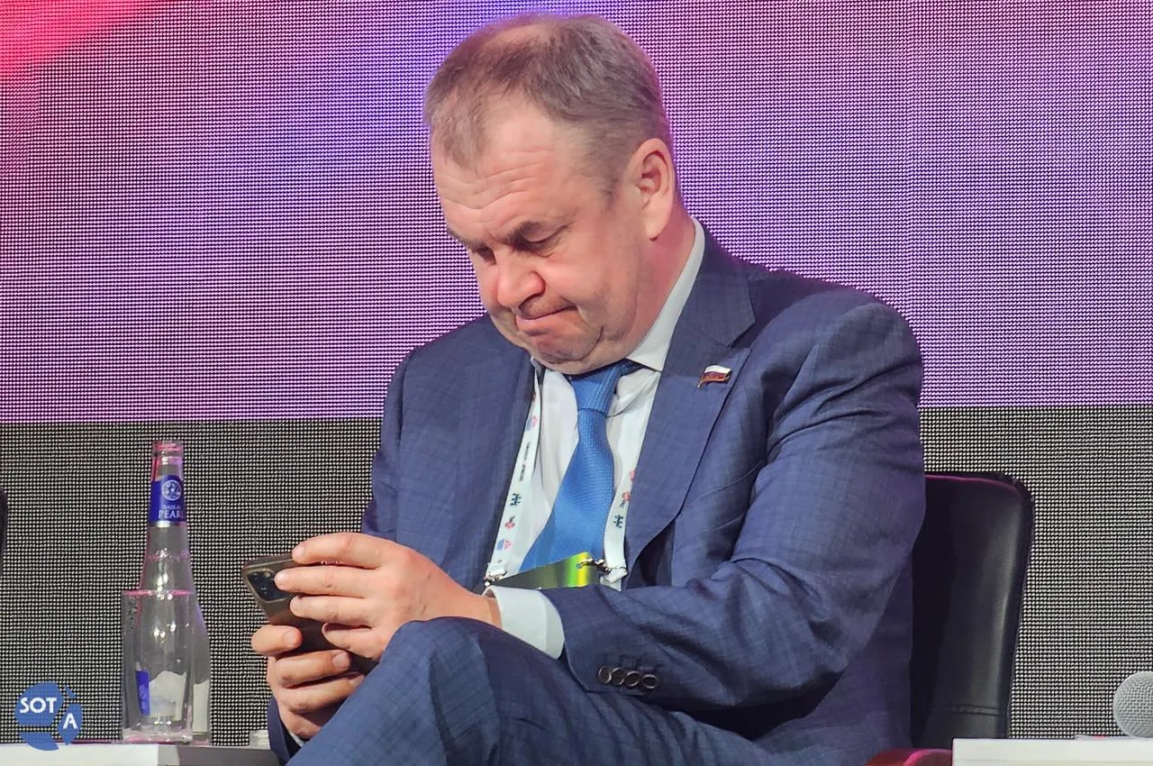 В Екатеринбурге владельцы таксопарков, лизинговые компании и депутат обсуждали переход на локализованные автомобили, возможные региональные сборы для владельцев иномарок, льготы для участников боевых действий и просьбу признать такси отдельным видом транспорта.