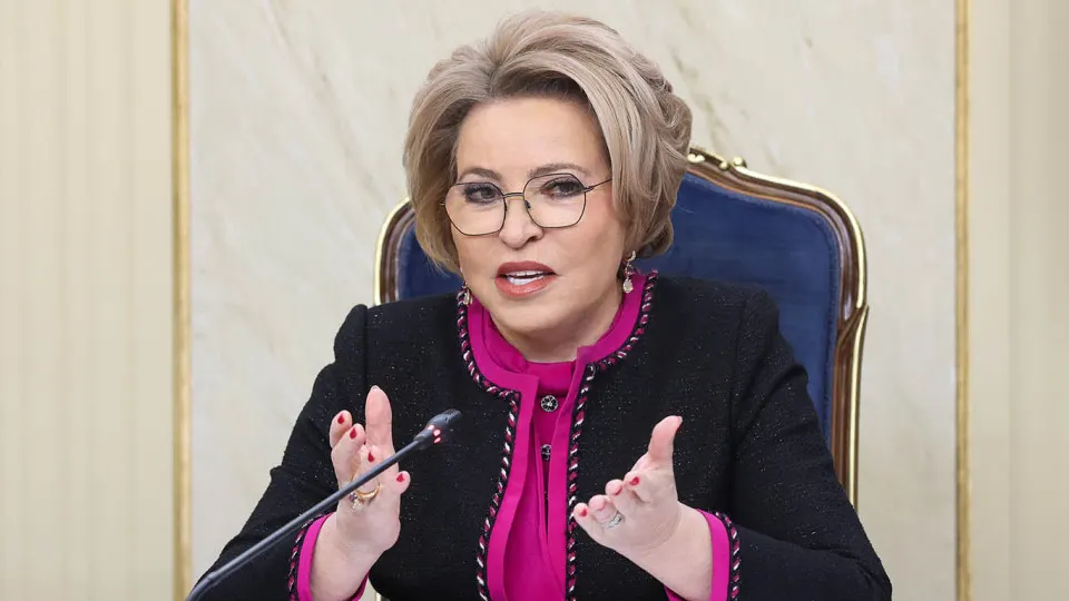 Председатель Совета Федерации призвала улучшить качество питания в больницах; одновременно почти четверть регионов в 2026 году сокращают расходы на медицину — в совокупности планируемая экономия составляет около 107 млрд рублей.
