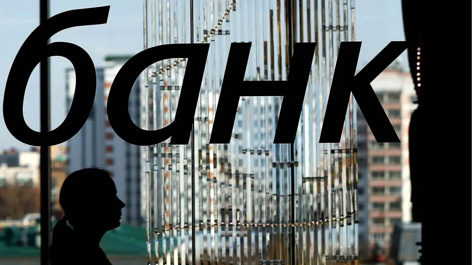 Центробанк планирует с 2028 года значительно повысить минимальный капитал для банков — постепенное ужесточение требований продлится до 2030 года. Многие небольшие кредитные организации не выдержат новых порогов и будут вынуждены объединяться или закрываться.