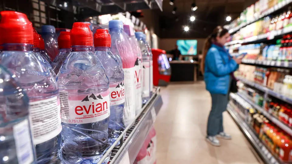 В январе—апреле розничные продажи бутилированной и минеральной воды сократились на 14% в штуках. Покупатели всё чаще выбирают фильтры, а цены растут на фоне повышения НДС и подорожания логистики.