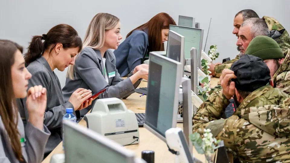Аналитический центр фиксирует стагфляцию — низкий рост при высокой инфляции. ЦМАКП предлагает опереться на инвестиции, малый и средний бизнес и возвращающихся ветеранов СВО, но эксперты предупреждают о рисках и нынешних социальных последствиях.