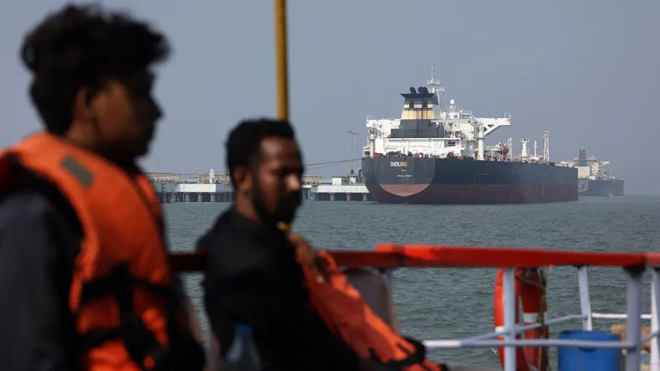 Если США не продлят временное разрешение на операции с российской нефтью после 16 мая, индийские НПЗ вынужденно сократят закупки и перейдут к более дорогим спотовым и альтернативным поставкам; скидки на российское сырьё уже выросли.