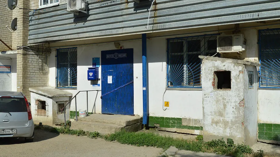 В пилотных офисах классические почтовые услуги — письма, подписки, платежи и переводы — теперь доступны только до 16:00. После этого работают зоны самообслуживания, а оператор принимает лишь заранее оплаченные отправления. Компания объясняет нововведение удобством клиентов и необходимостью оптимизировать работу на фоне дефицита кадров и финансовых проблем.