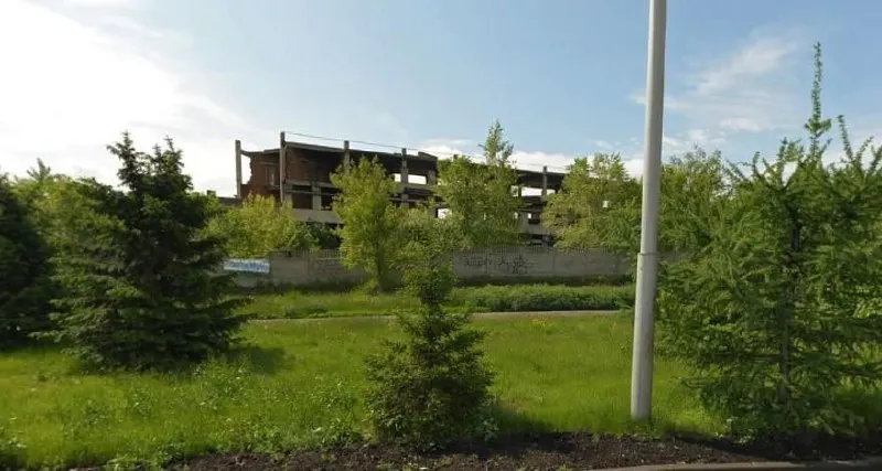 Правительство края предложило внести в уставный капитал фонда «Долина Менделеева» земельный участок с треугольным недостроенным корпусом на улице Шахтеров; депутаты поддержали передачу.